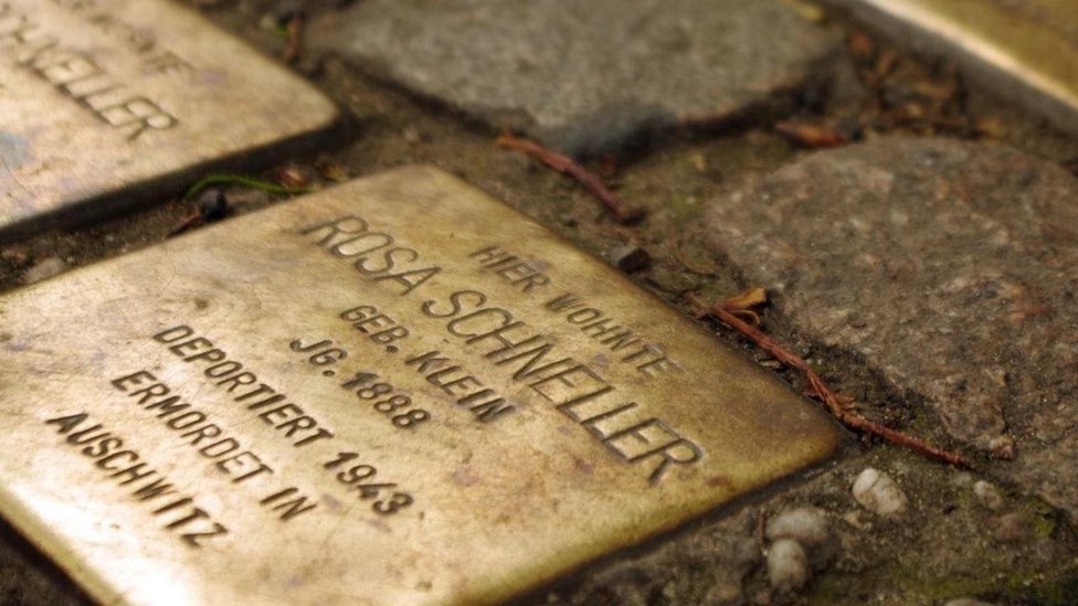 ألماني يحفر بيده 70 ألف لوحة معدنية لضحايا «المحرقة النازية»